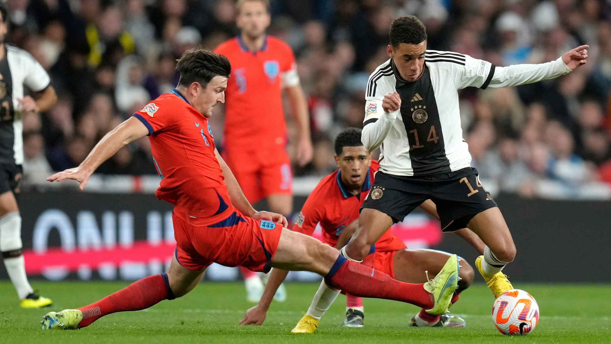 Jamal Musiala wird von Harry Maguire attackiert.