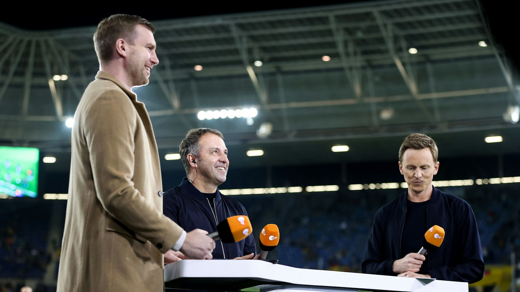 Per Mertesacker (l.) und ZDF-Moderator Jochen Breyer (r.) im Interview mit Nationaltrainer Hansi Flick am 26. März 2022.