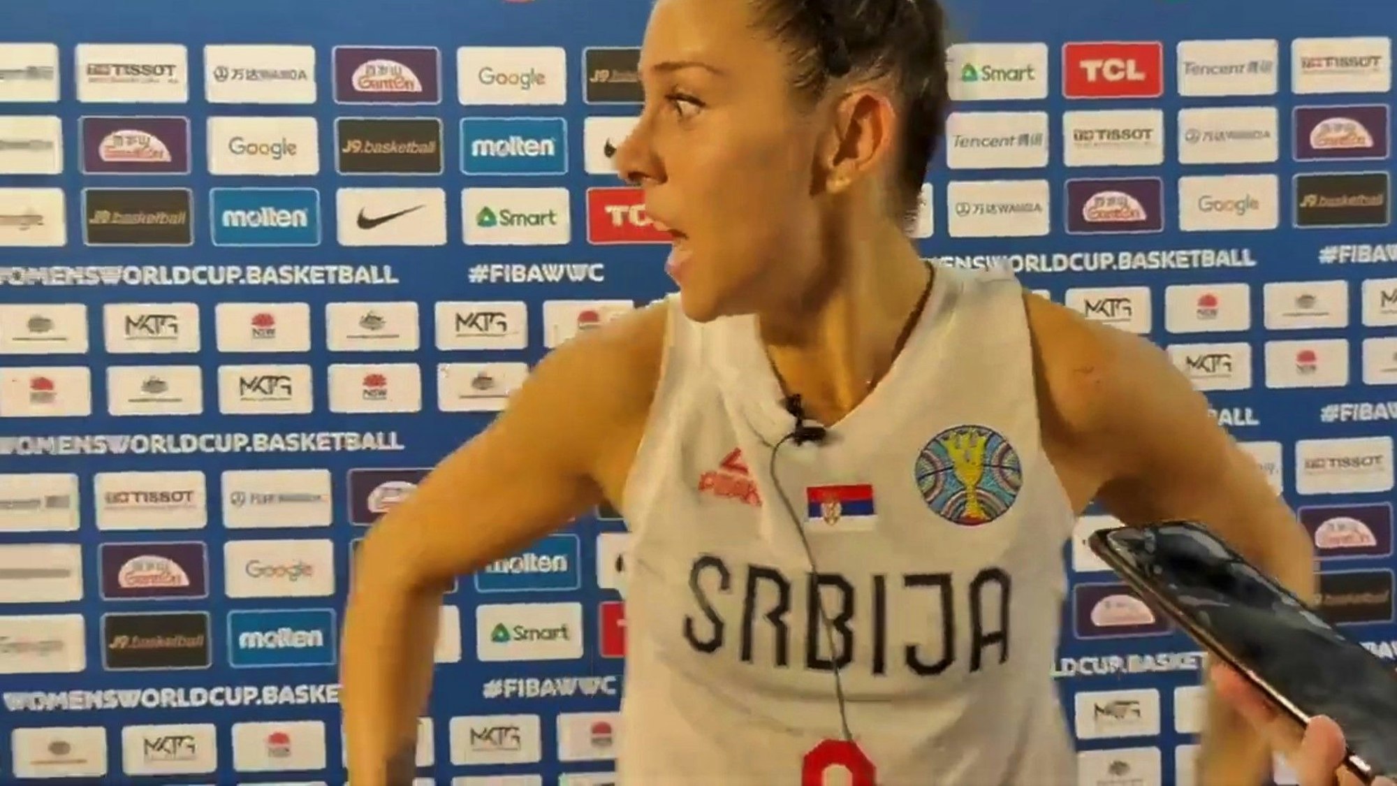 Die serbische Nationalspielern Sasa Cado dreht sich am 26. September 2022 im TV-Interview nach dem Spiel bei der Basketball-WM gegen Mali besorgt zur Seite.