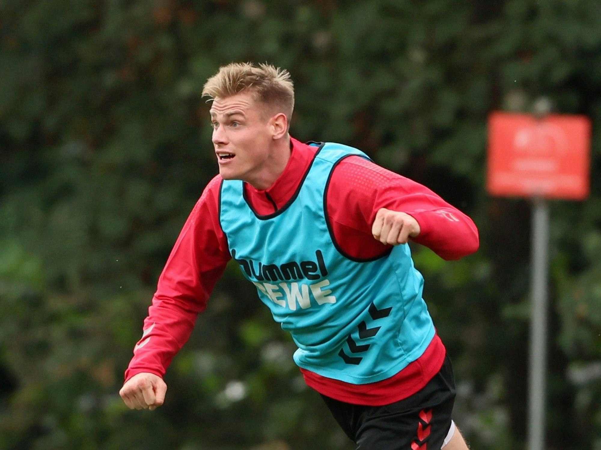 Steffen Tigges köpft einen Ball.