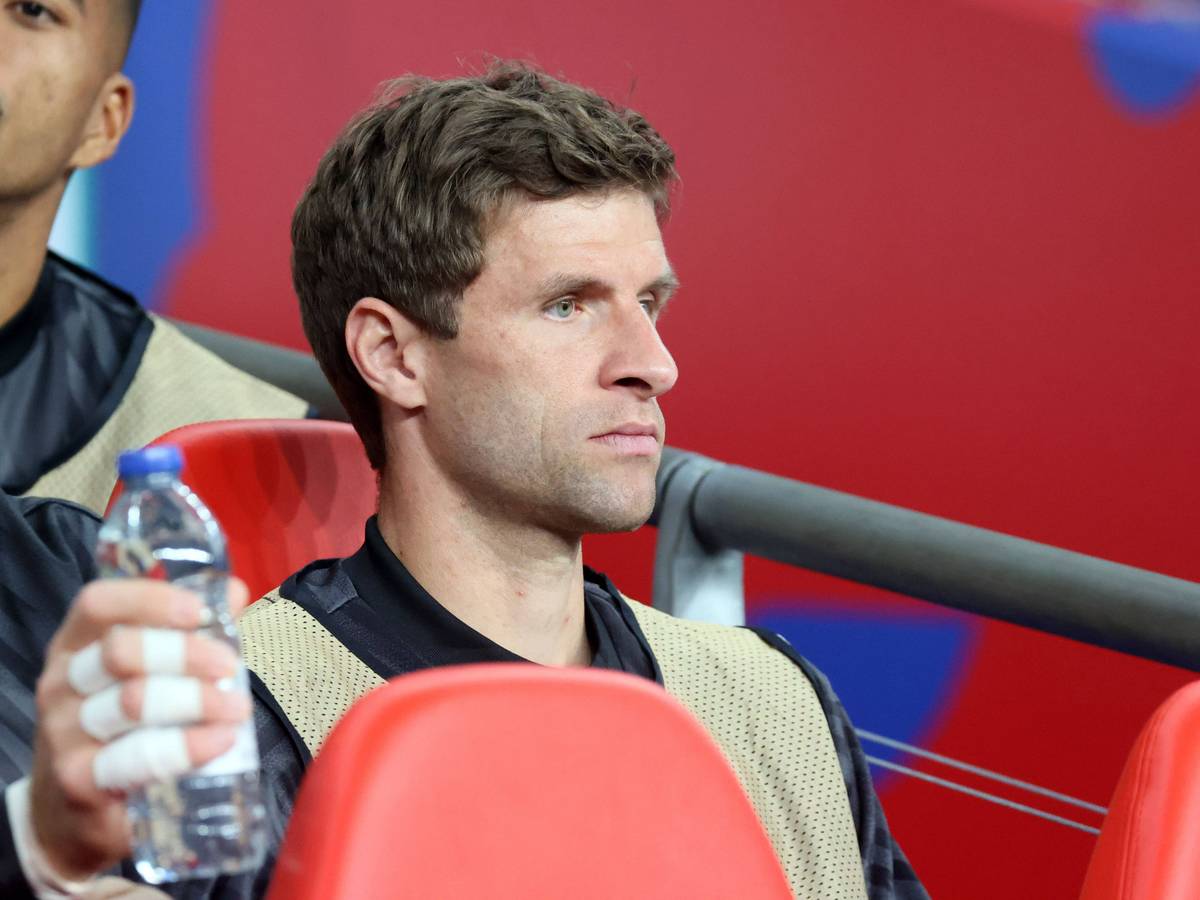 Thomas Müller sitzt auf der Ersatzbank.