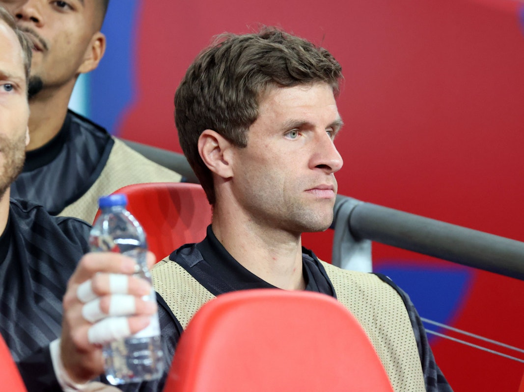Thomas Müller sitzt auf der Ersatzbank.