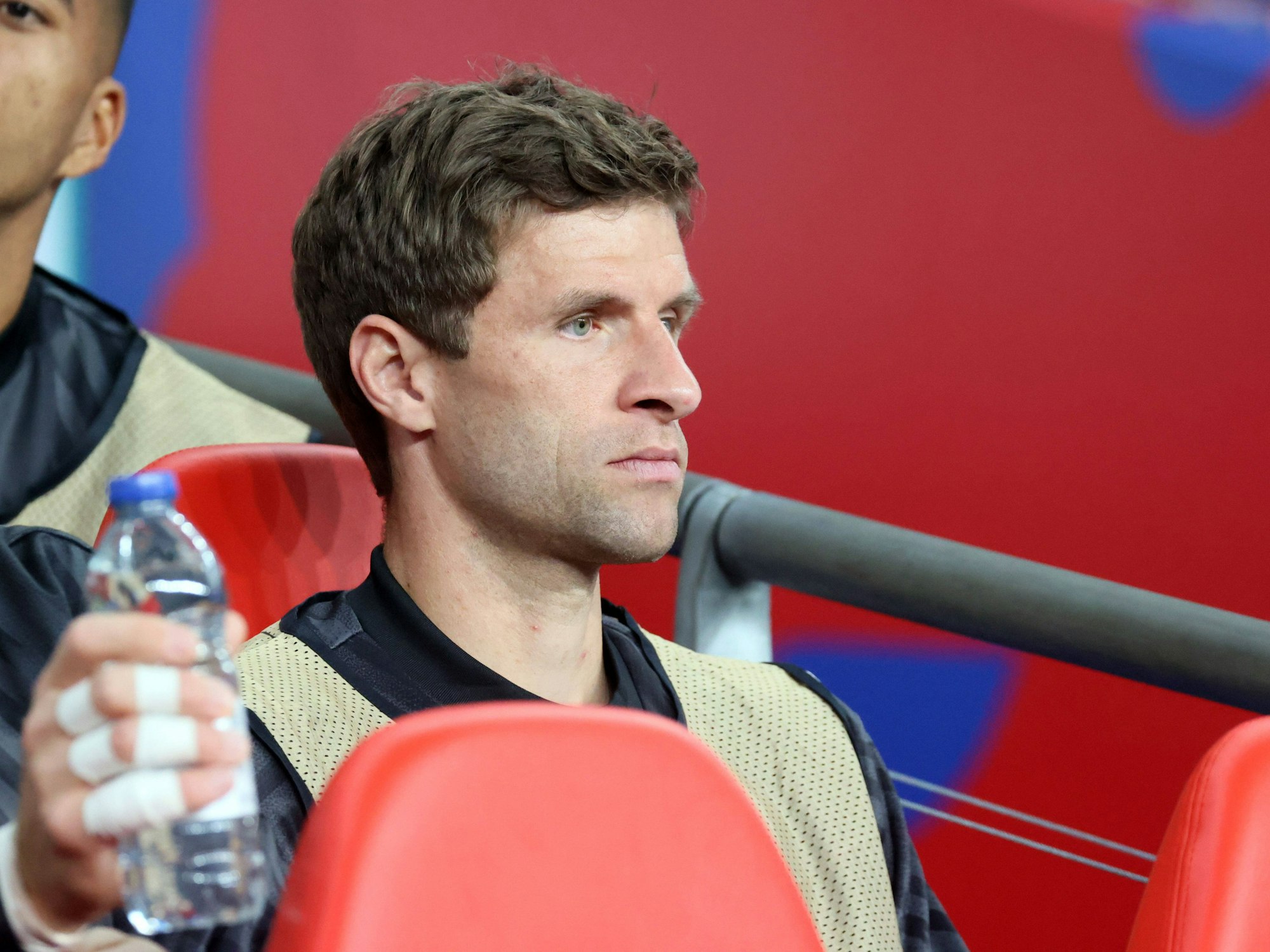 Thomas Müller sitzt auf der Ersatzbank.