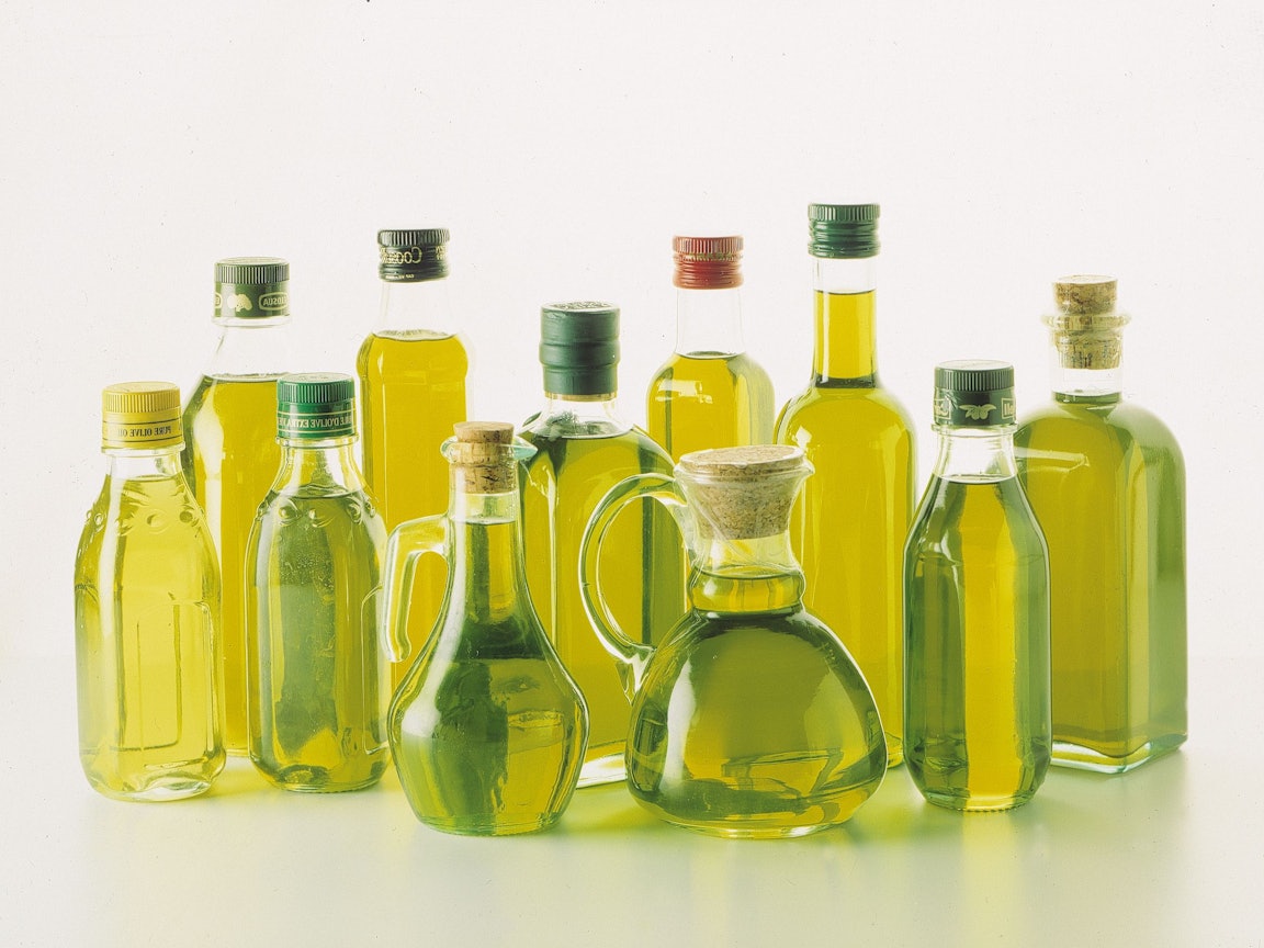 Das undatierte Foto zeigt Flaschen mit Olivenöl aus Spanien.
