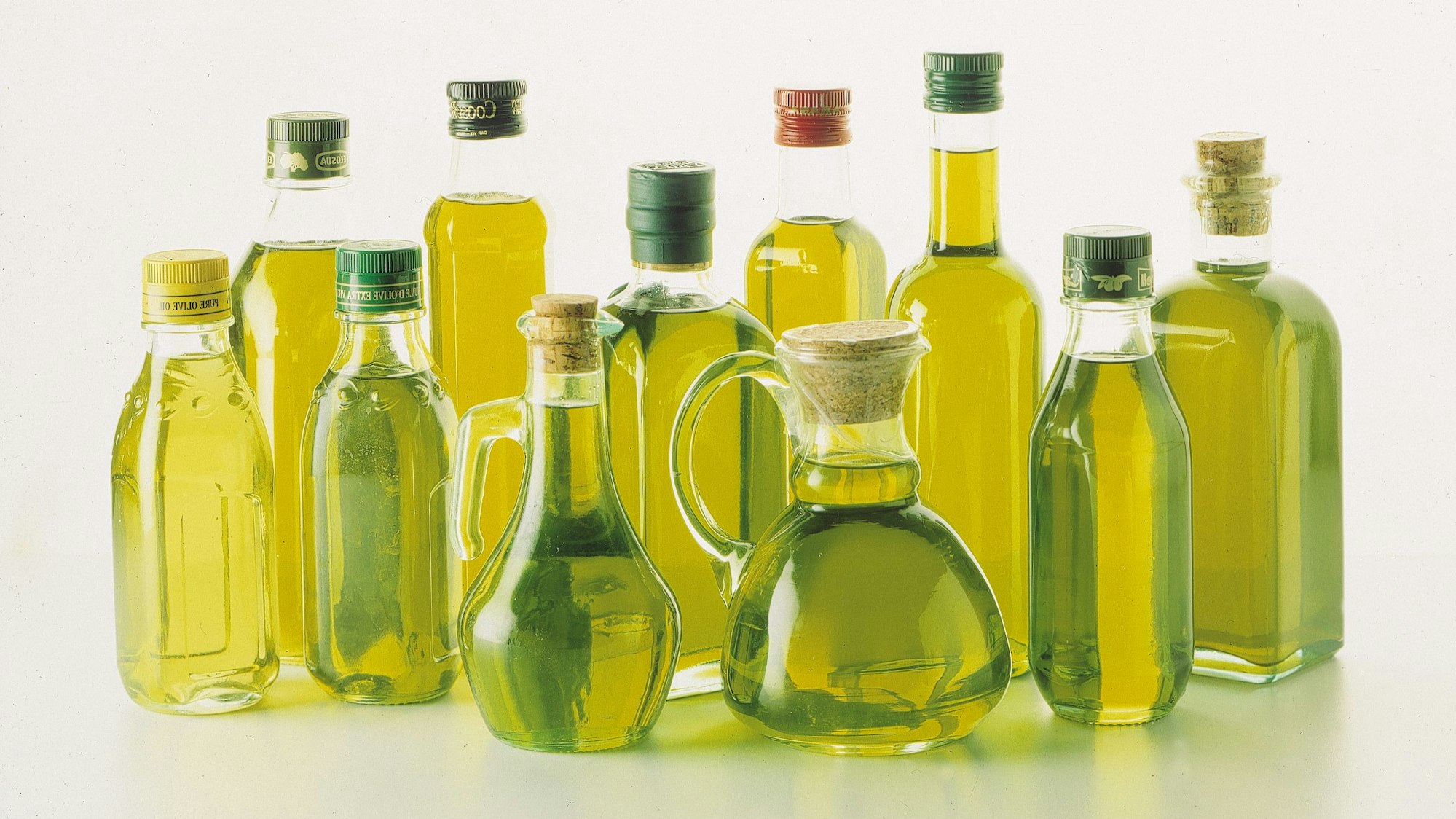 Das undatierte Foto zeigt Flaschen mit Olivenöl aus Spanien.