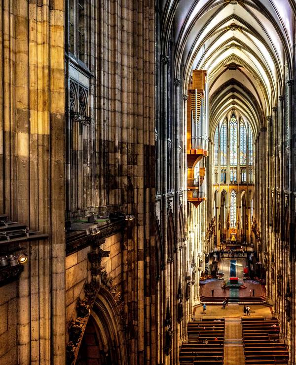 Blick in das gotische Kirchenschiff des Doms.