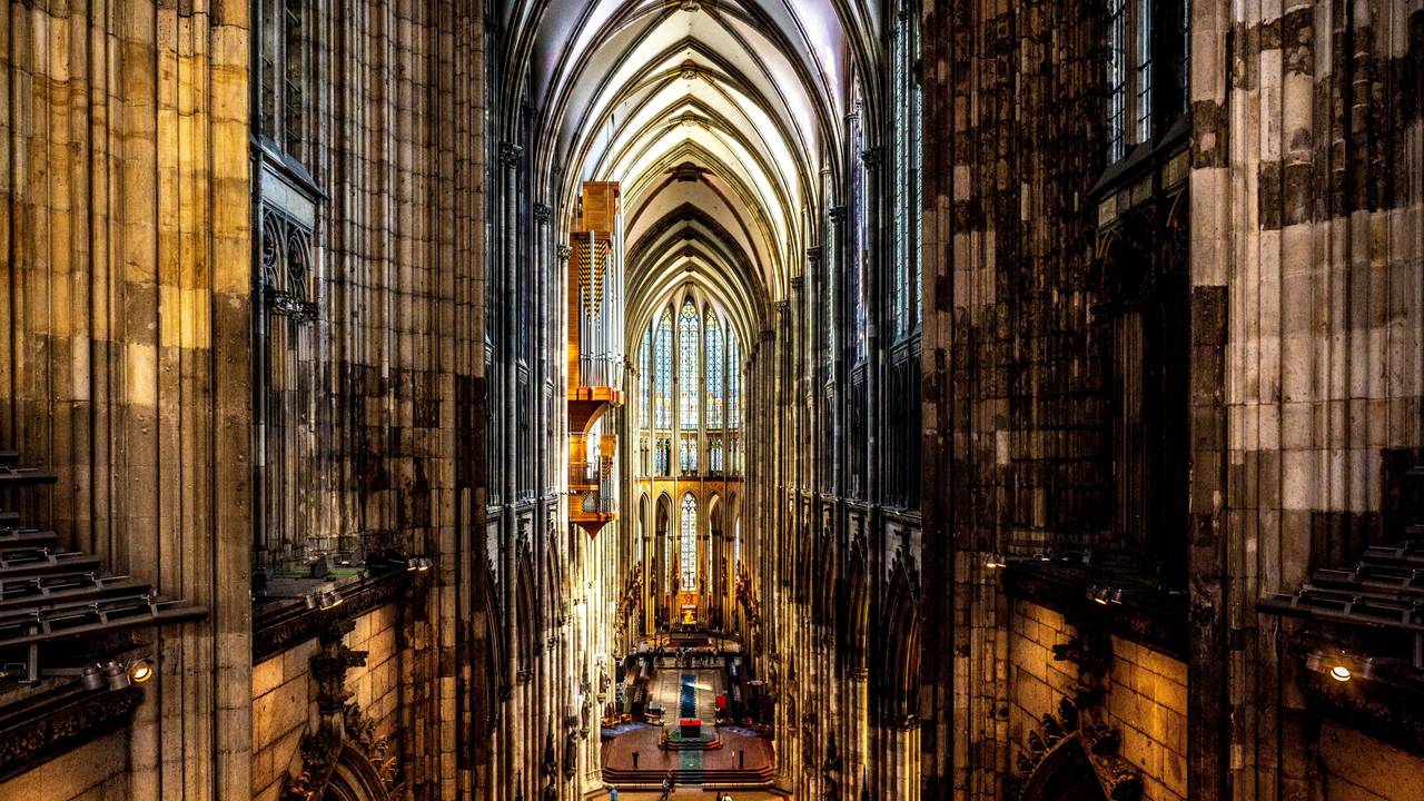 Blick in das gotische Kirchenschiff des Doms.