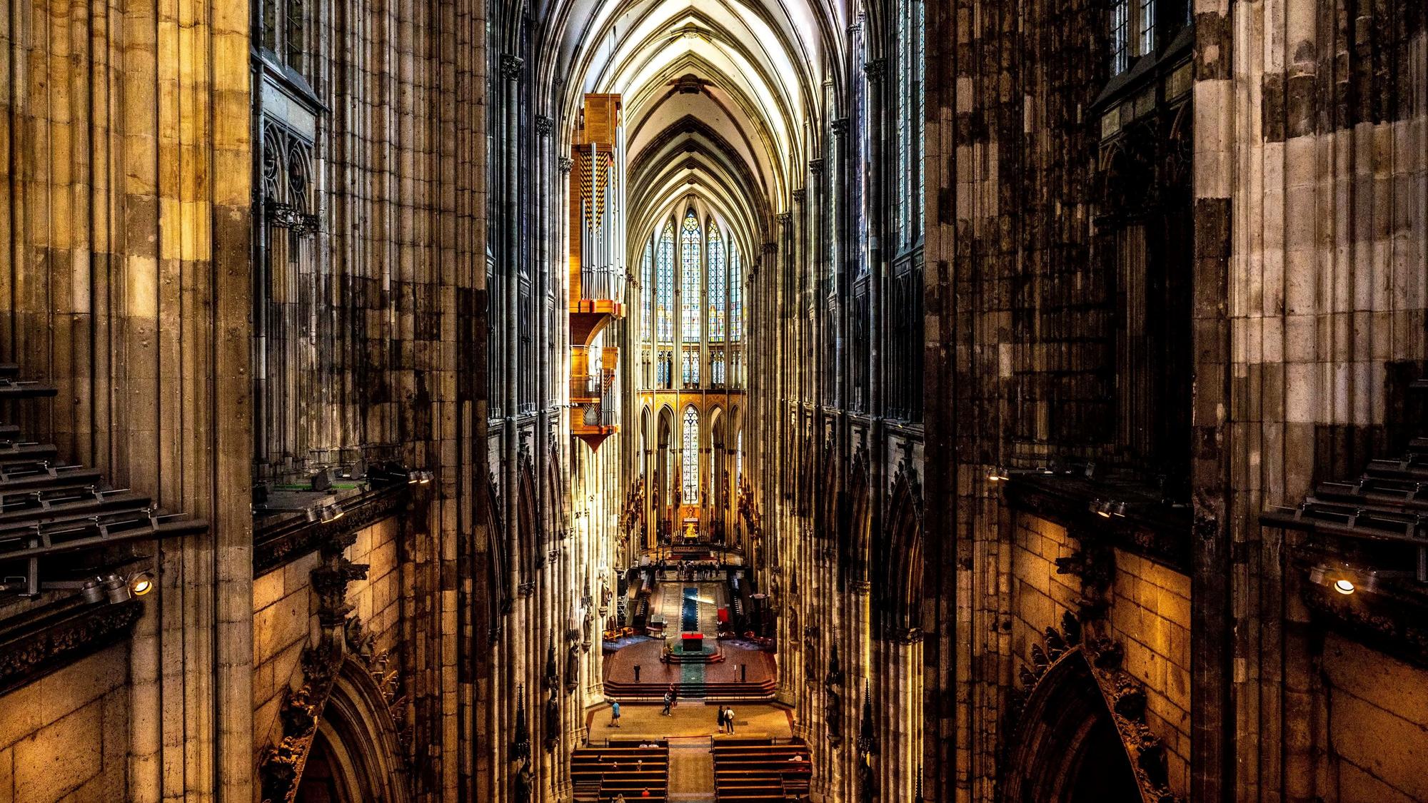 Blick in das gotische Kirchenschiff des Doms.