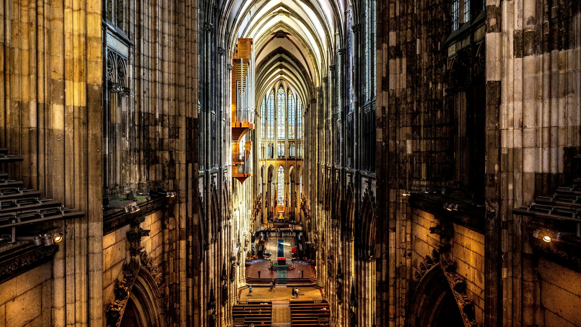 Blick in das gotische Kirchenschiff des Doms.