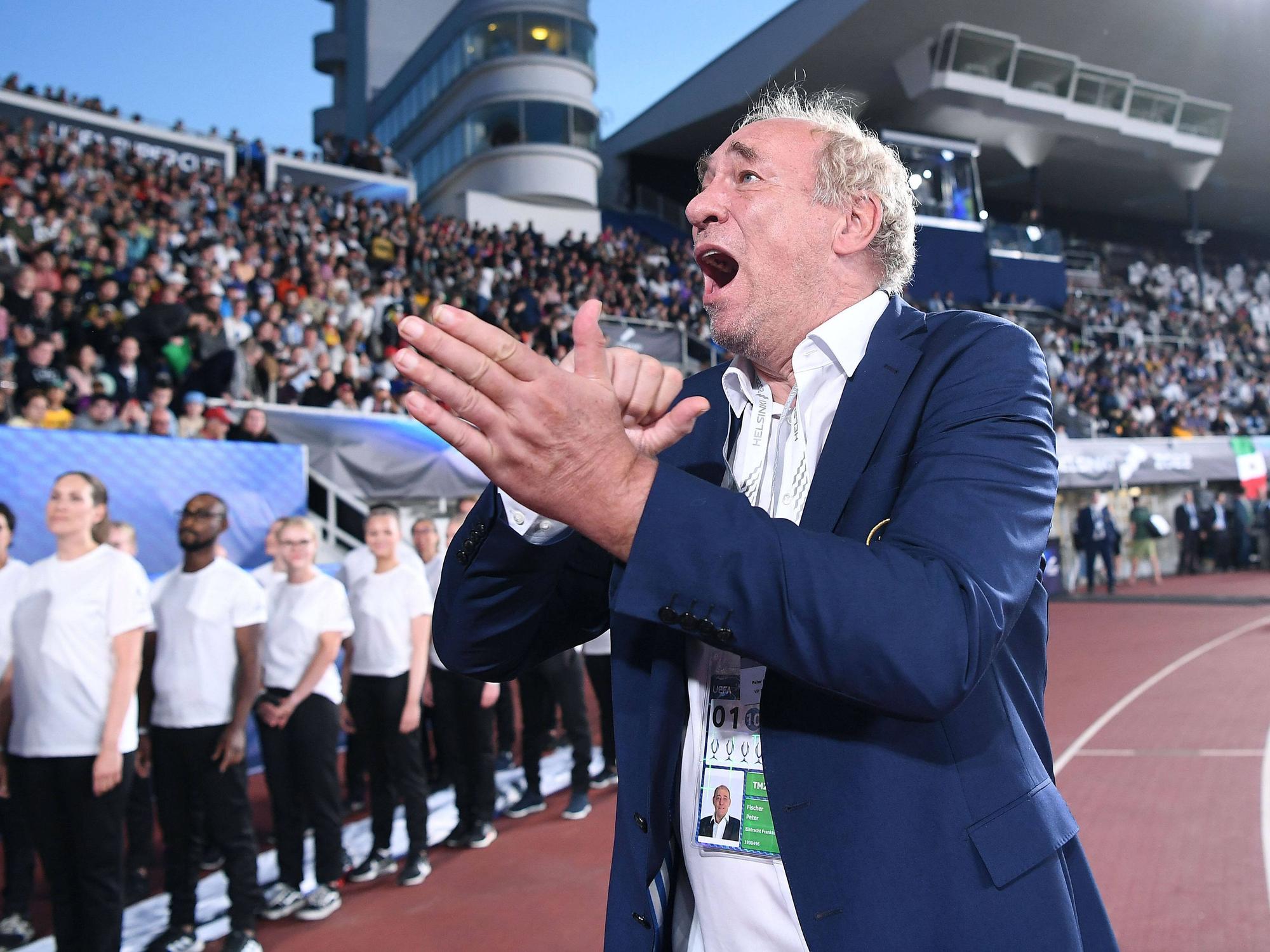 Peter Fischer singt gemeinsam mit den Frankfurt Fans.