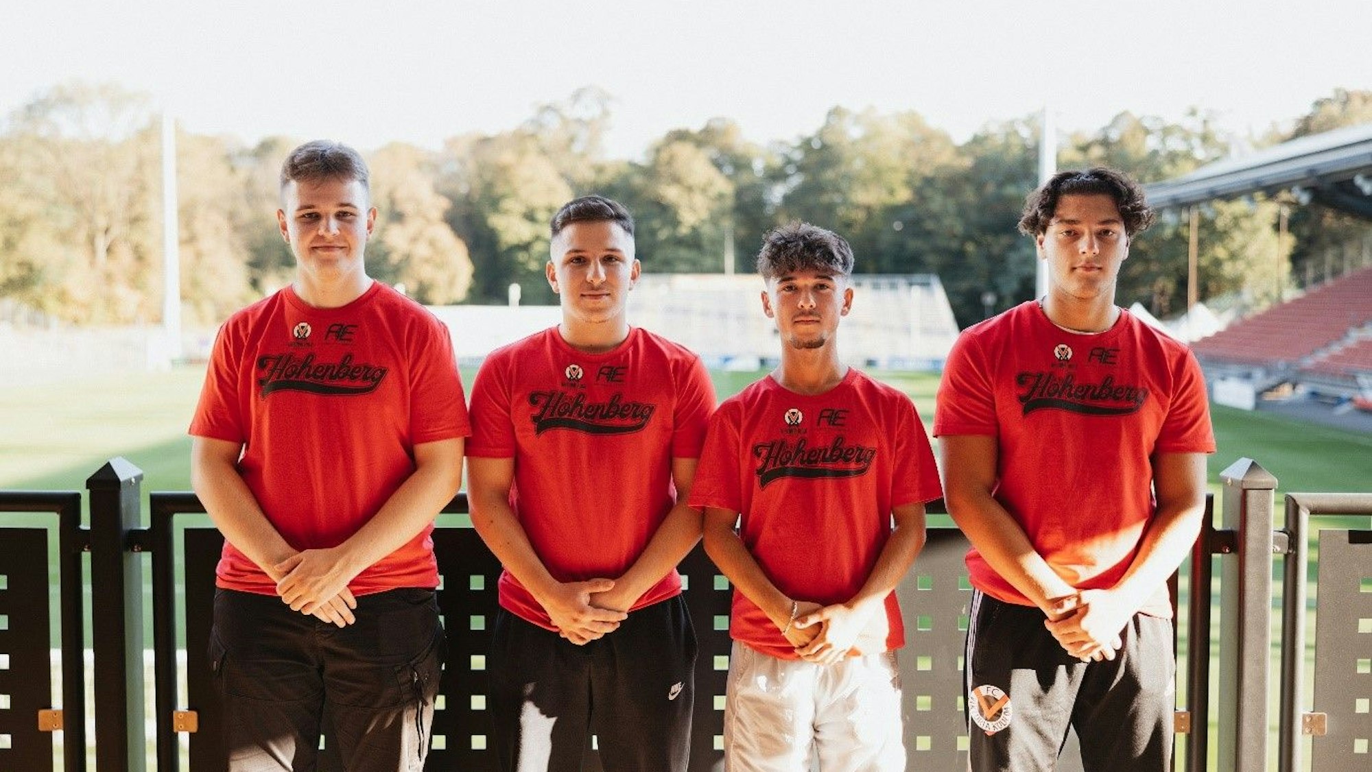 Der neue E-Sport-Kader von Viktoria Köln: Content Creator Volkan Eryigit (2.v.l.) mit den Zocker-Assen Sean Landwehr, Yigit-Can Özagac und Hisham Badreddine (v.l.).