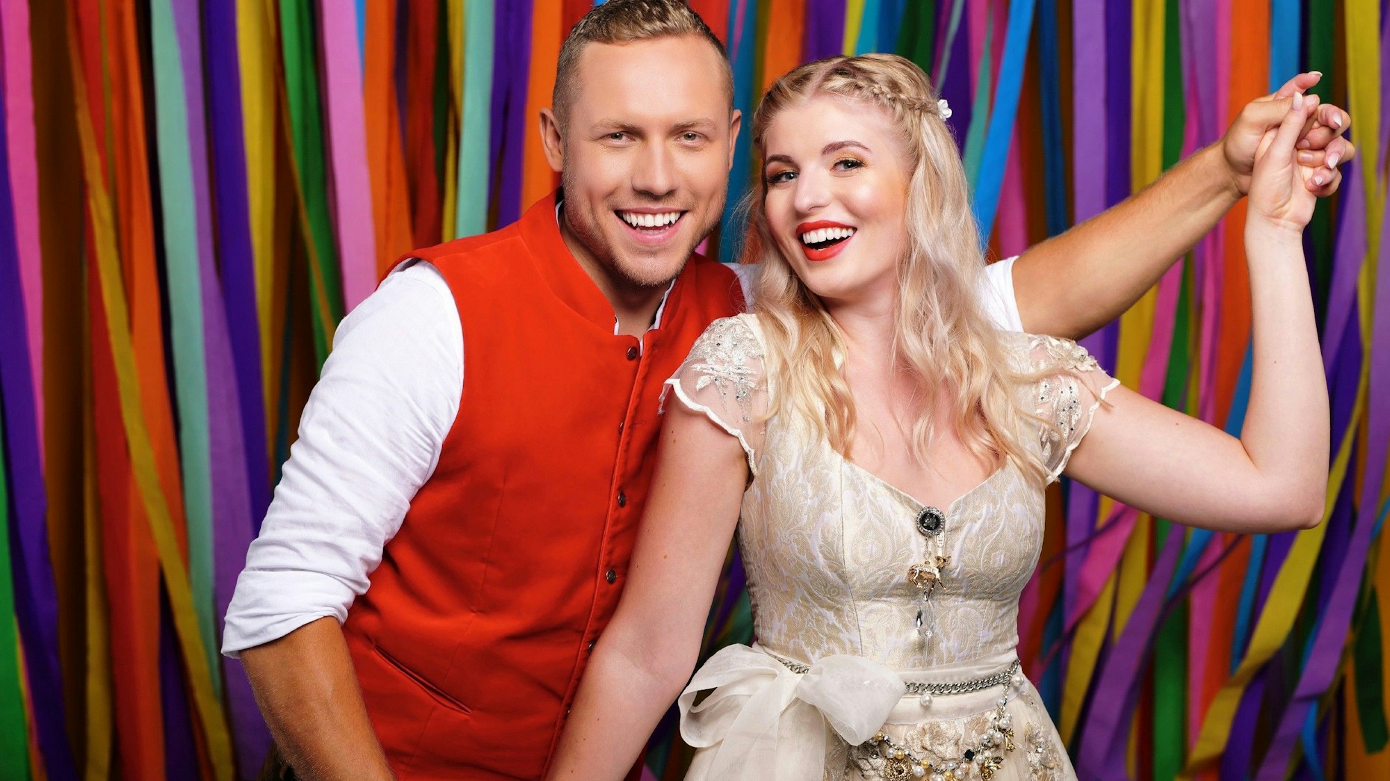 Patrick Romer und Antonia Hemmer posieren für ein Foto.