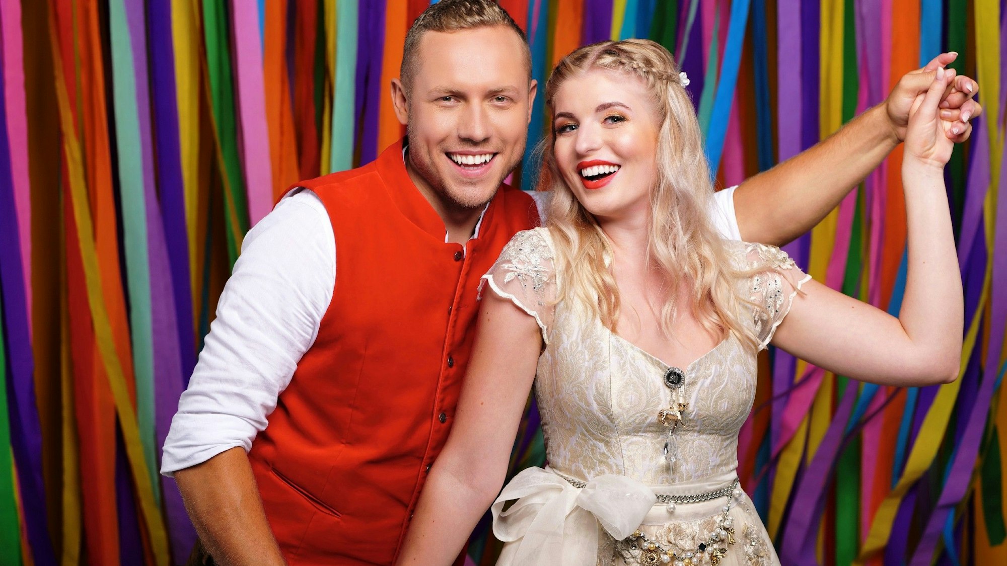 Patrick Romer und Antonia Hemmer posieren für ein Foto.