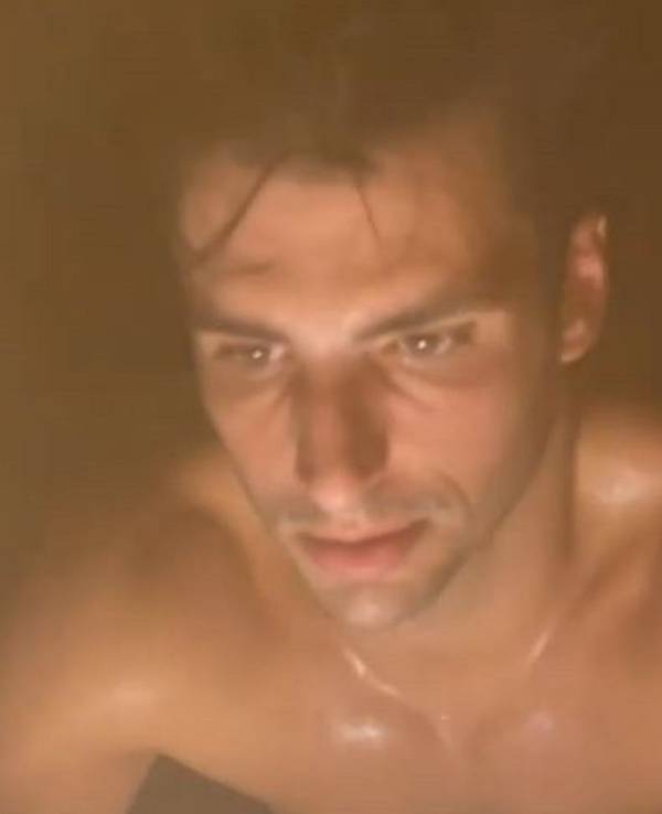 Ferrari-Pilot Carlos Sainz sitzt auf dem Rad in der Sauna.