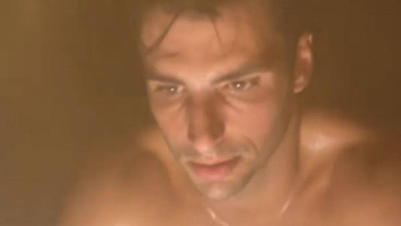 Ferrari-Pilot Carlos Sainz sitzt auf dem Rad in der Sauna.