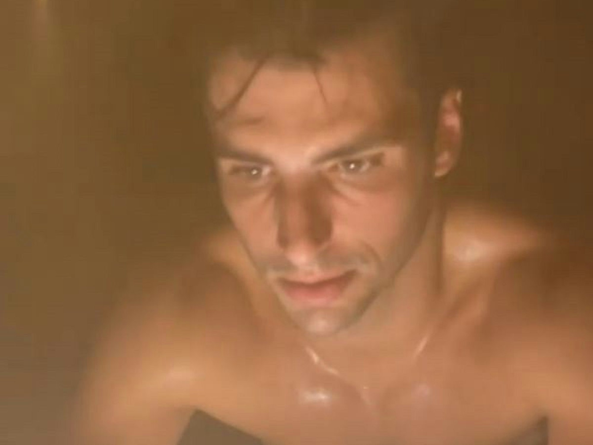 Ferrari-Pilot Carlos Sainz sitzt auf dem Rad in der Sauna.