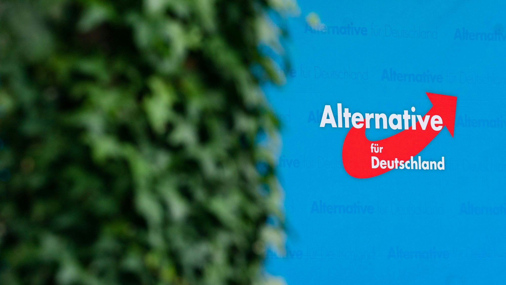 Die Berliner Staatsanwaltschaft hat am Mittwoch (28. September) nach Angaben der AfD die Räume der Bundesgeschäftsstelle der Partei in Berlin durchsucht. Unser Foto zeigt ein Plakat mit dem Logo der Partei Alternative für Deutschland (AfD) ist beim Politischen Frühschoppen Anfang September in Bayern.