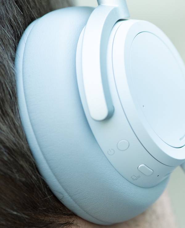 Auf dem Symbolfoto vom 2. April 2019 hat ein junger Mann Kopfhörer aufgesetzt und hört Musik von seinem Smartphone.