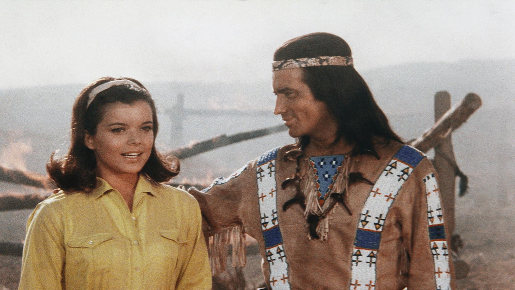 Winnetou (Pierre Brice) ist froh, dass es gelungen ist, Apanatschi (Uschi Glas) zu beschützen in einer Szene des Films „Winnetou und das Halbblut Apanatschi“ (undatierte Aufnahme).