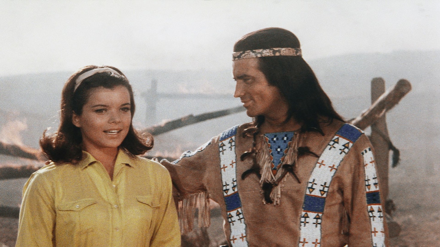 Winnetou (Pierre Brice) ist froh, dass es gelungen ist, Apanatschi (Uschi Glas) zu beschützen in einer Szene des Films „Winnetou und das Halbblut Apanatschi“ (undatierte Aufnahme).