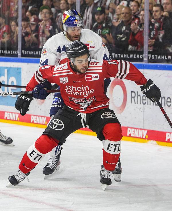 Nick Baptiste schirmt den Puck gegen Zach Redmond ab.