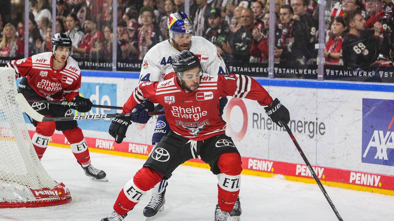 Nick Baptiste schirmt den Puck gegen Zach Redmond ab.