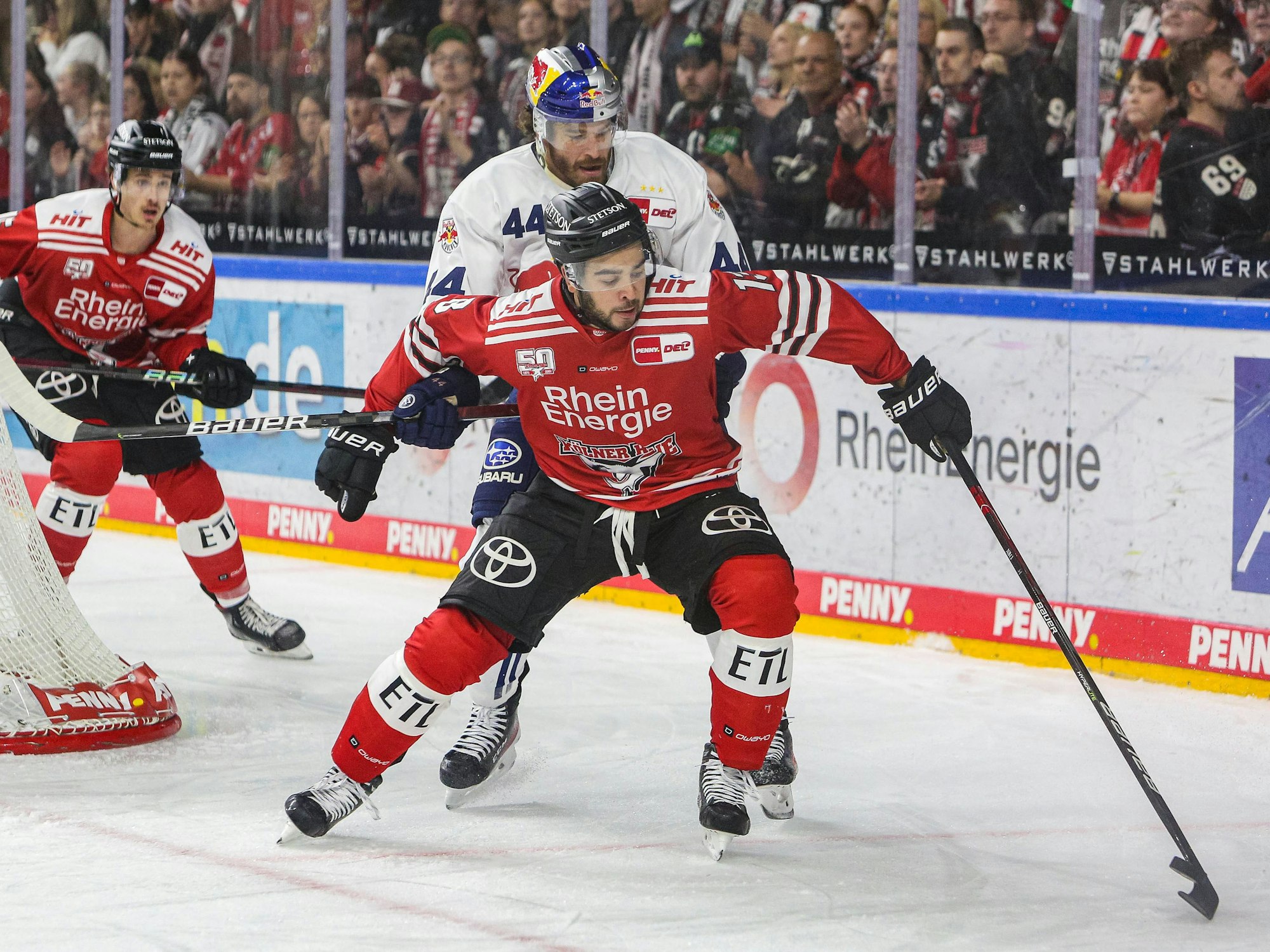 Nick Baptiste schirmt den Puck gegen Zach Redmond ab.