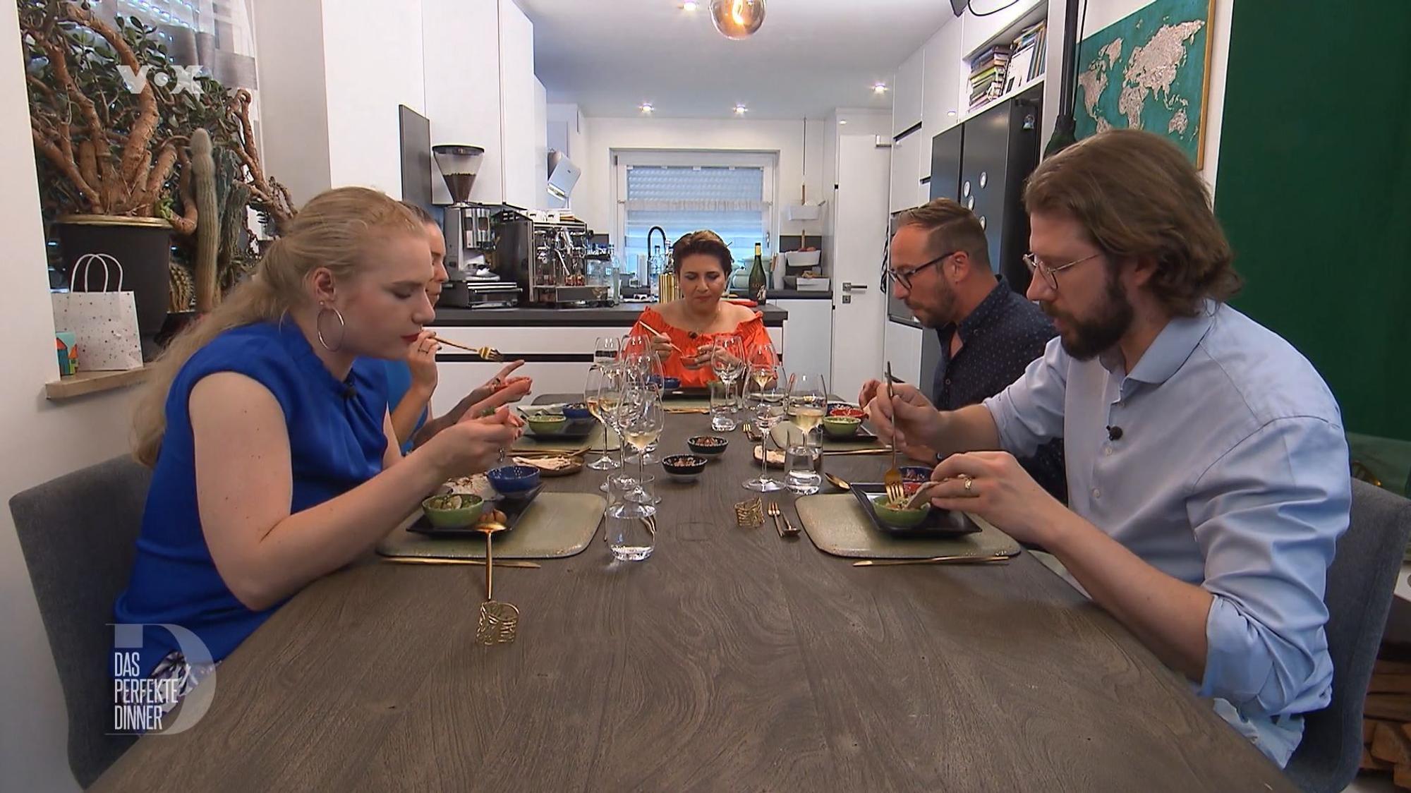 Die fünf Kandidaten sitzen am Tisch und essen die persische Vorspeise von Sonja.
