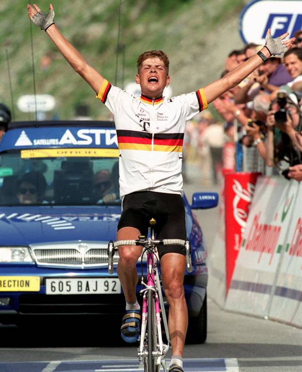 Jan Ullrich reißt beim Passieren des Zielstrichs in Andorra jubelnd die Arme hoch. Er gewinnt die 10. Etappe der 84. Tour de France und übernimmt das Gelbe Trikot.