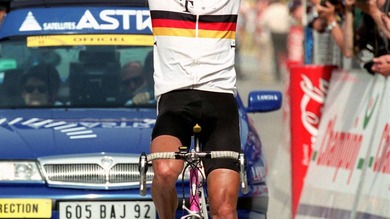 Jan Ullrich reißt beim Passieren des Zielstrichs in Andorra jubelnd die Arme hoch. Er gewinnt die 10. Etappe der 84. Tour de France und übernimmt das Gelbe Trikot.