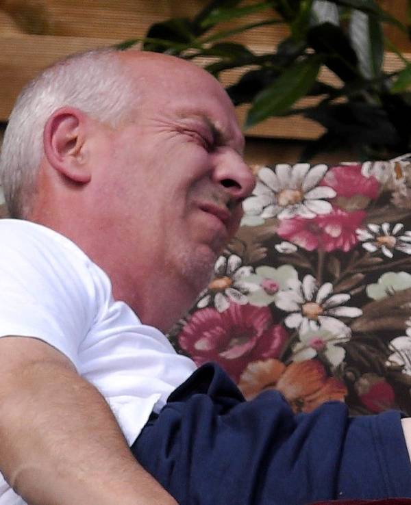 Mario Basler hat schlimme Schmerzen.