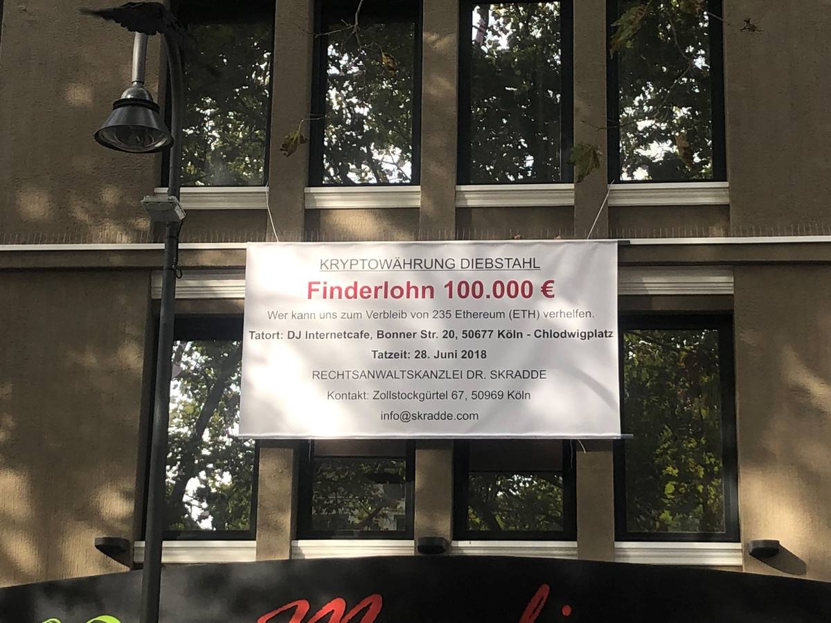 Mithilfe eines Plakats am Chlodwigplatz in Köln sucht ein Mann aus Köln Zeuginnen und Zeugen für einen interessanten Kryptowährungs-Diebstahl.