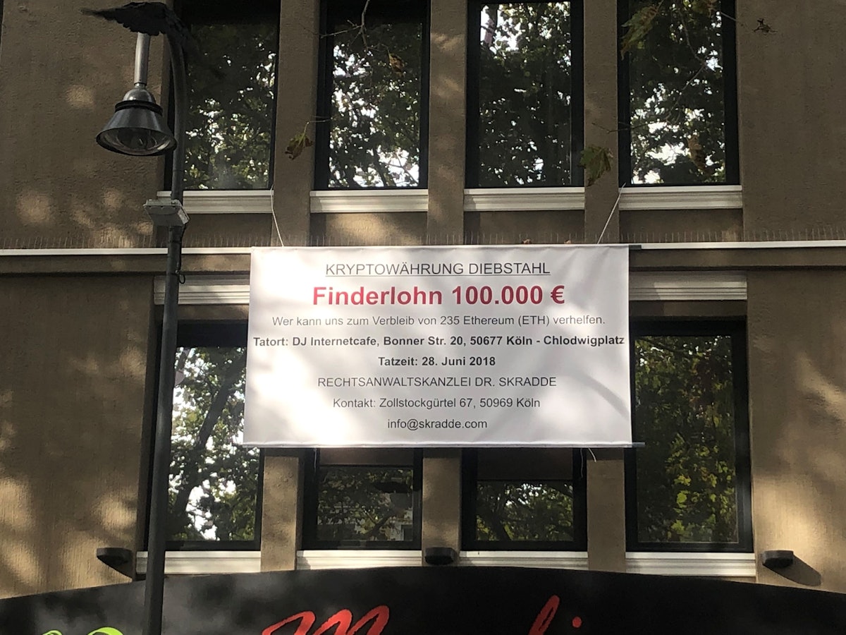 Mithilfe eines Plakats am Chlodwigplatz in Köln sucht ein Mann aus Köln Zeuginnen und Zeugen für einen interessanten Kryptowährungs-Diebstahl.