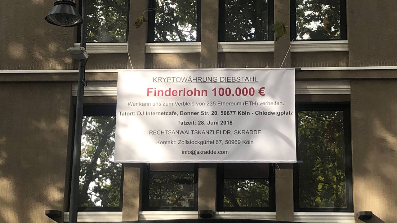 Mithilfe eines Plakats am Chlodwigplatz in Köln sucht ein Mann aus Köln Zeuginnen und Zeugen für einen interessanten Kryptowährungs-Diebstahl.