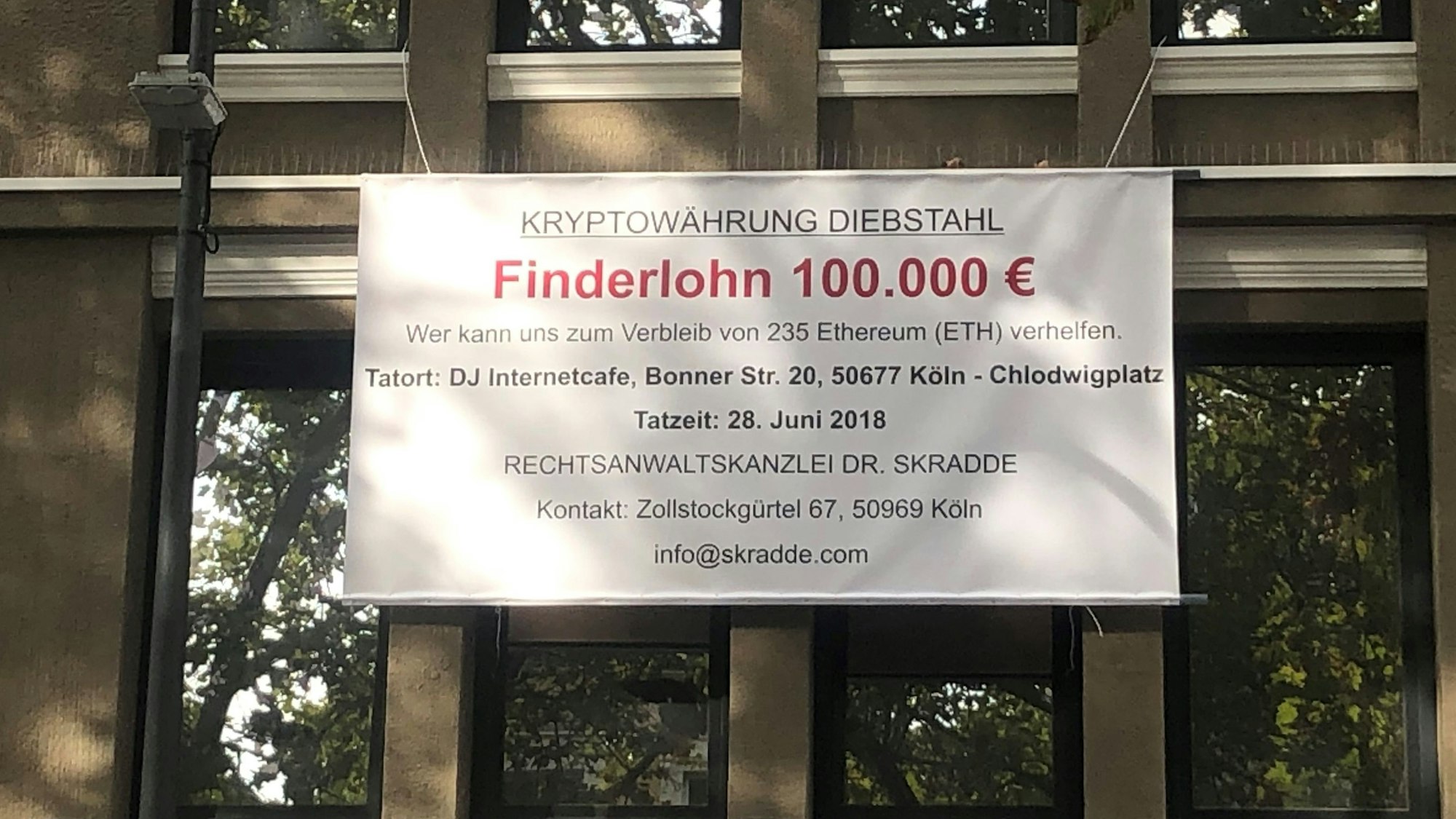 Mithilfe eines Plakats am Chlodwigplatz in Köln sucht ein Mann aus Köln Zeuginnen und Zeugen für einen interessanten Kryptowährungs-Diebstahl.
