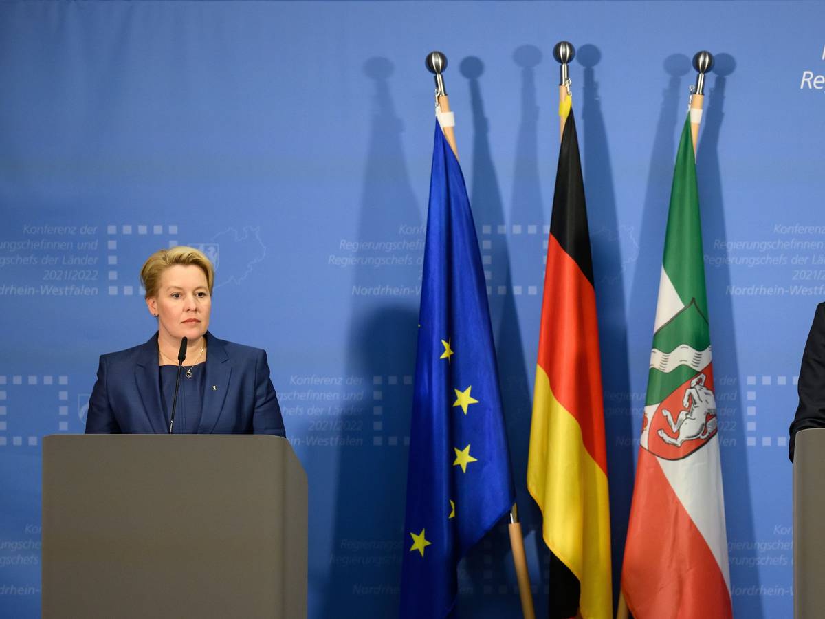 Hendrik Wüst (r, CDU), Ministerpräsident von Nordrhein-Westfalen, und Franziska Giffey (SPD), Regierende Bürgermeisterin von Berlin, äußern sich bei einer Pressekonferenz nach der Ministerpräsidentenkonferenz (MPK) in der NRW-Landesvertretung.