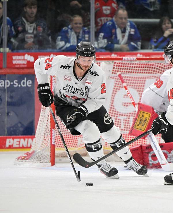 Kölner Haie: Sill führt die Scheibe vom Tor weg.