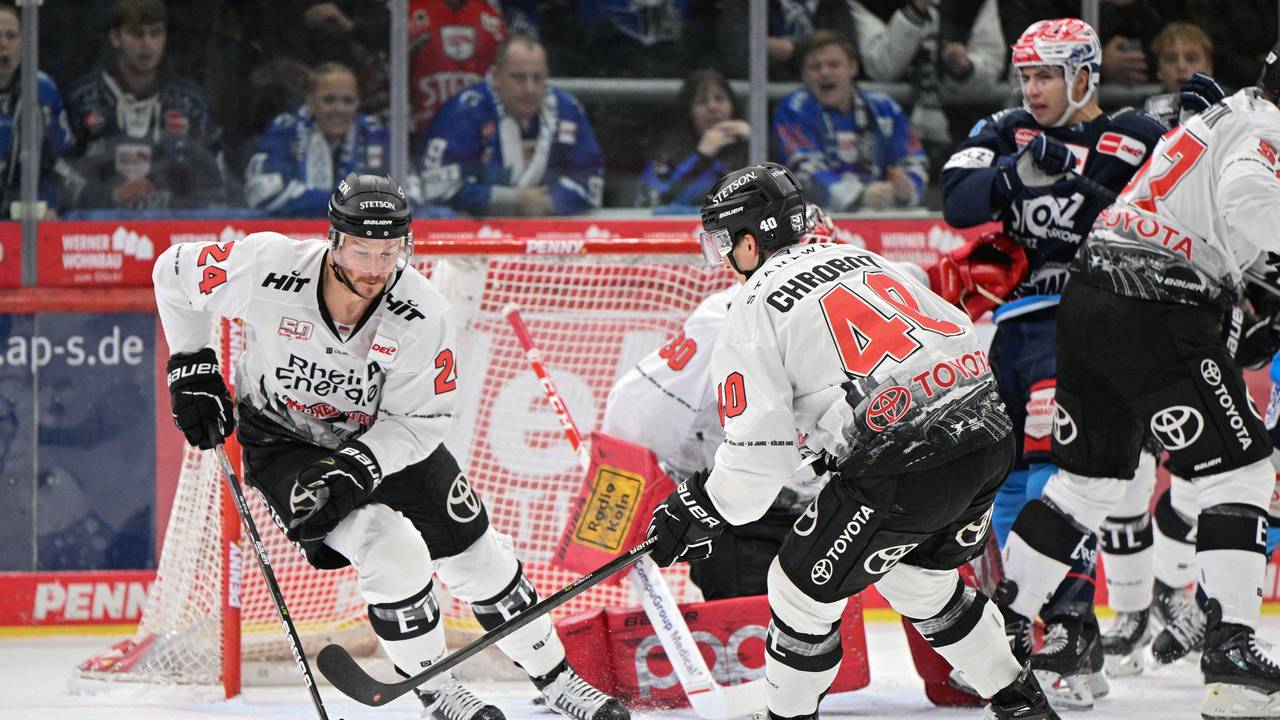 Kölner Haie: Sill führt die Scheibe vom Tor weg.