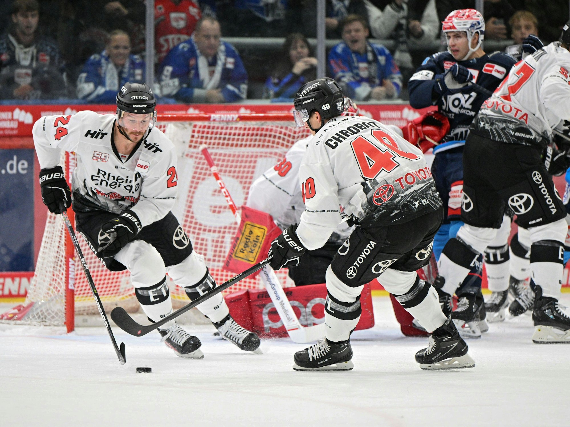 Kölner Haie: Sill führt die Scheibe vom Tor weg.