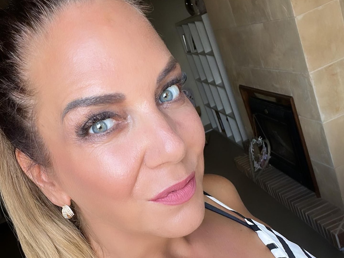 Auf dem Selfie von Juli 2022 posiert Danni in einem schwarz-weißen Trägertop.