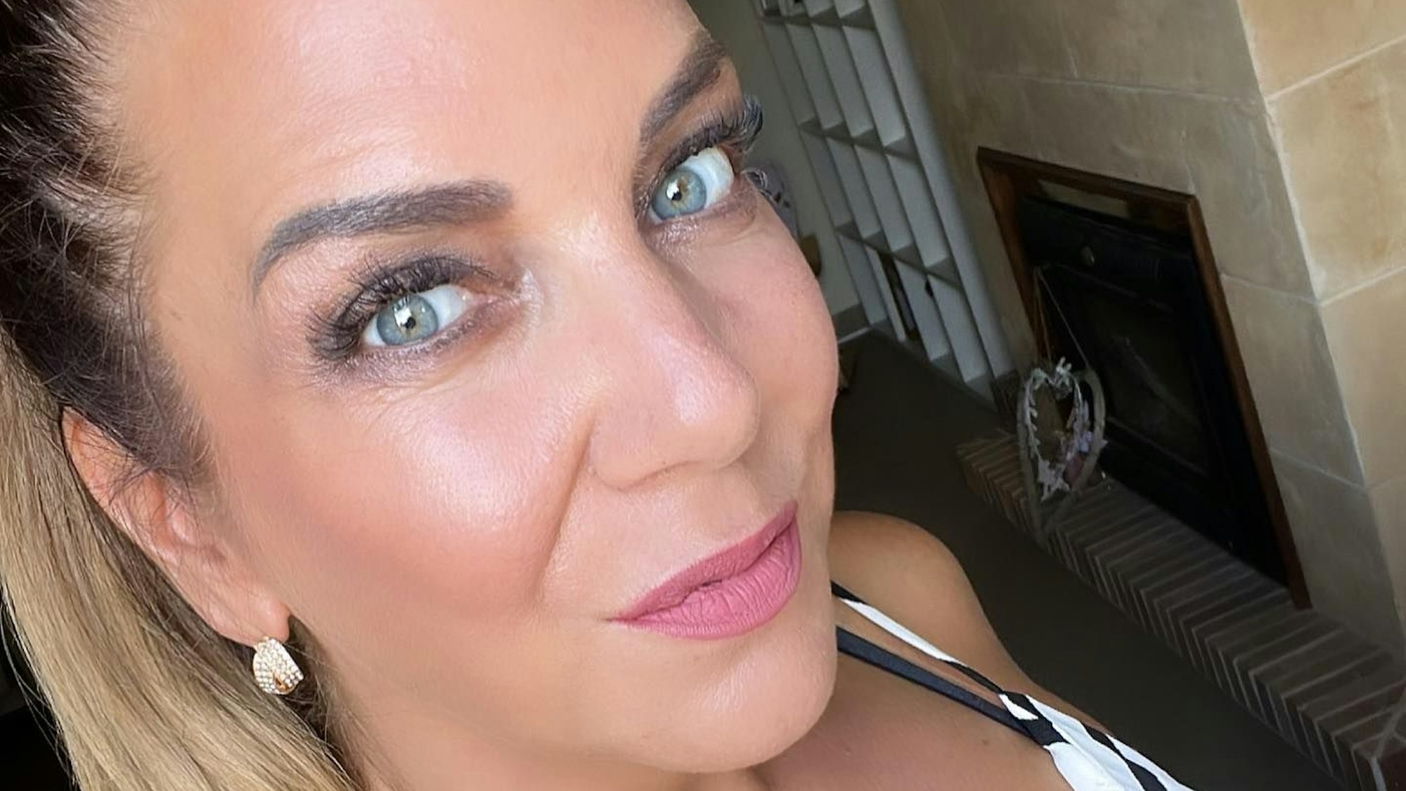 Auf dem Selfie von Juli 2022 posiert Danni in einem schwarz-weißen Trägertop.