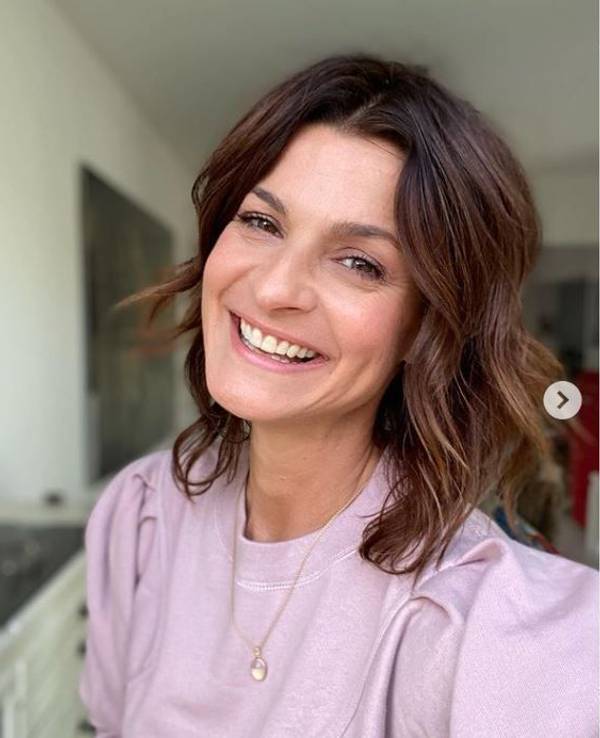 Marlene Lufen lacht bei Instagram fröhlich in die Kamera. Die Moderatorin trägt ein lilafarbenes Oberteil.