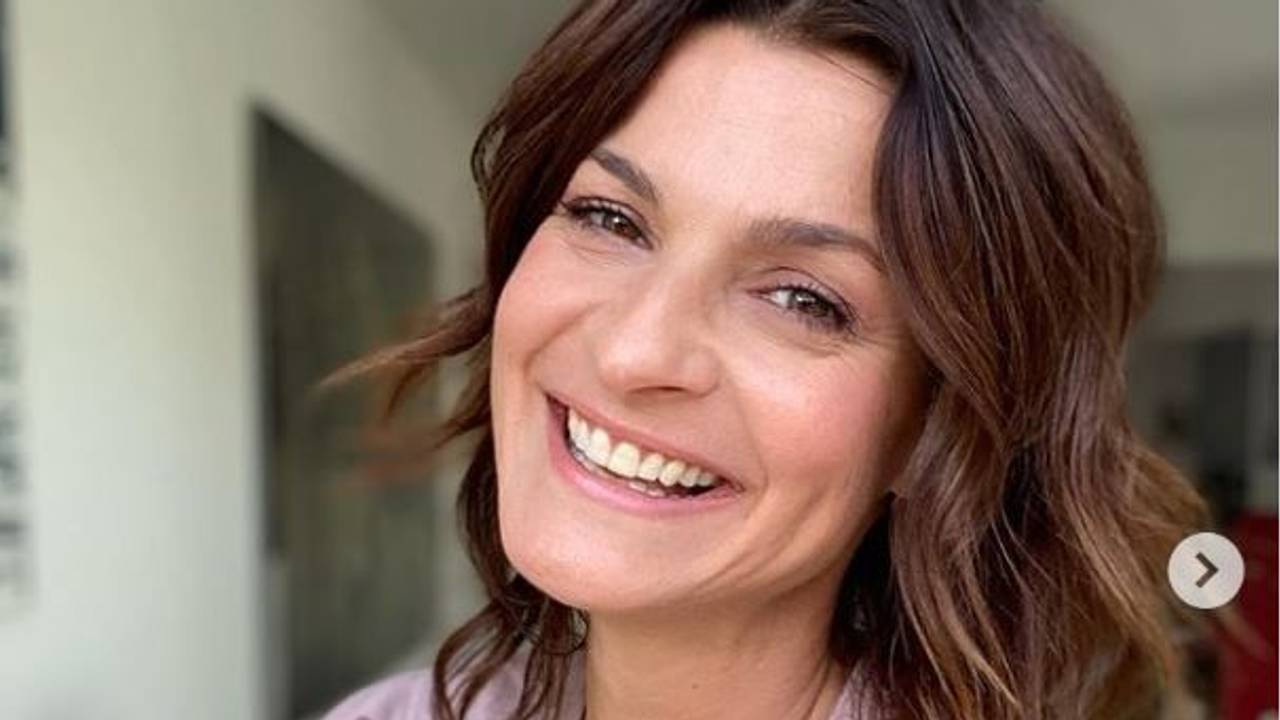 Marlene Lufen lacht bei Instagram fröhlich in die Kamera. Die Moderatorin trägt ein lilafarbenes Oberteil.