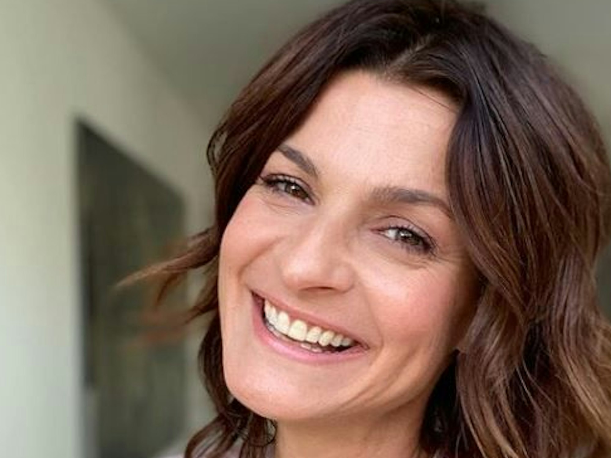 Marlene Lufen lacht bei Instagram fröhlich in die Kamera. Die Moderatorin trägt ein lilafarbenes Oberteil.