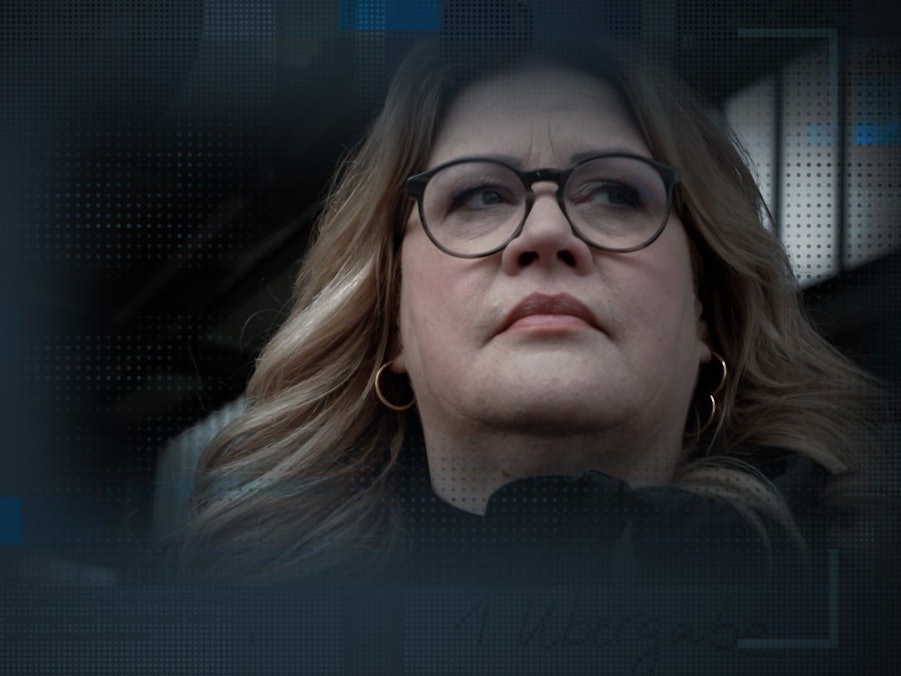 Einen ganzen Abend lang knöpft sich Ilka Bessin Online-Liebesbetrüger vor.