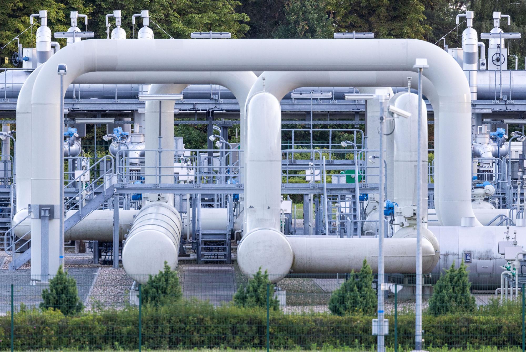 Das Foto zeigt Rohrsysteme und Absperrvorrichtungen in der Gasempfangsstation der Ostseepipeline Nord Stream 1.