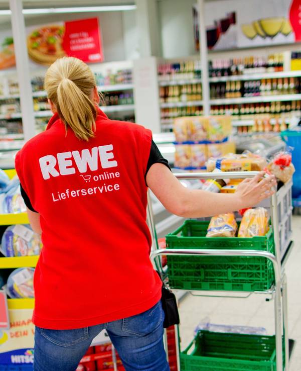 Bei Rewe müssen Kundinnen und Kunden einen Rückruf beachten. Unser Foto zeigt eine Mitarbeiterin in einer Rewe-Filiale.