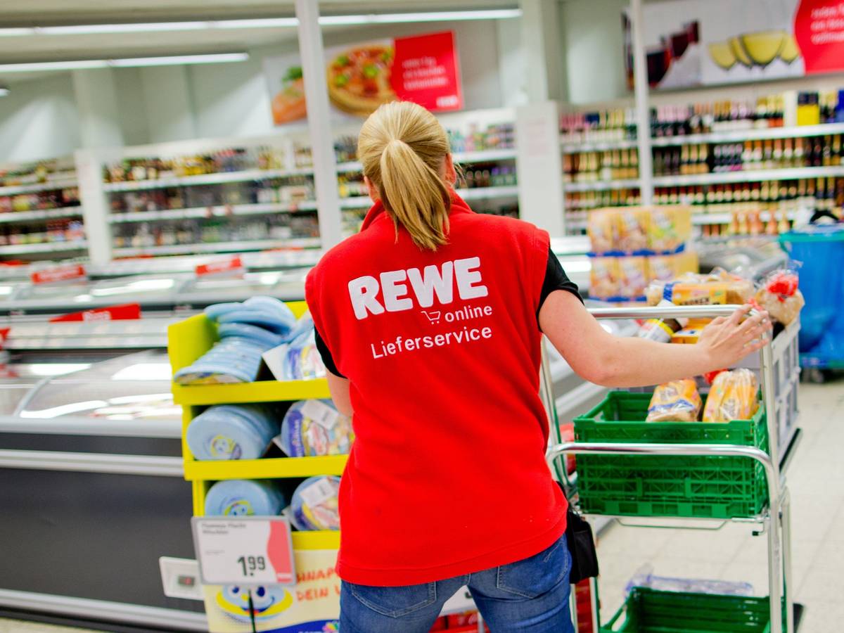 Bei Rewe müssen Kundinnen und Kunden einen Rückruf beachten. Unser Foto zeigt eine Mitarbeiterin in einer Rewe-Filiale.