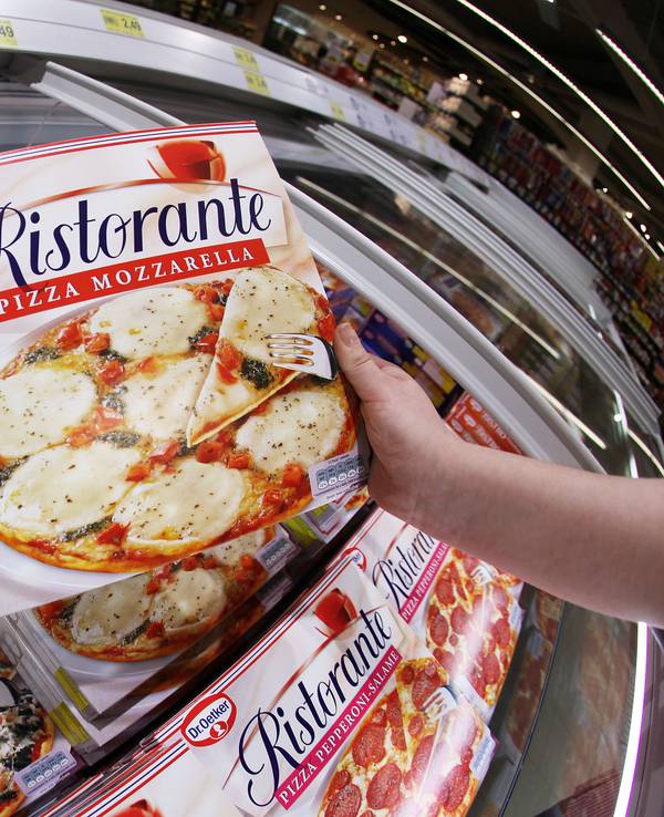Egal ob Aldi, Lidl, Rewe oder Penny: Alle deutschen Supermärkte sparen in der derzeitigen Energiekrise Strom. In einigen Filialen sind an den Tiefkühltruhen wichtige Hinweise aufgetaucht. Unser Archivbild zeigt eine Tiefkühltruhe mit verschiedenen Pizzen.