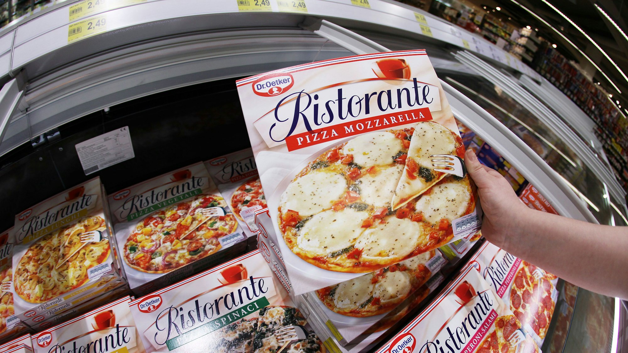 Egal ob Aldi, Lidl, Rewe oder Penny: Alle deutschen Supermärkte sparen in der derzeitigen Energiekrise Strom. In einigen Filialen sind an den Tiefkühltruhen wichtige Hinweise aufgetaucht. Unser Archivbild zeigt eine Tiefkühltruhe mit verschiedenen Pizzen.